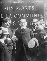 Édouard Vaillant (1840-1915) le 9 mai 1908, pour l’inauguration de la plaque "Aux morts de la Commune", devant le Mur des Fédérés au Père-Lachaise, Paris