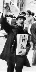 Vendeur à la criée du journal Le Pavé au Quartier Latin en mai-juin 68. Photo © Michel Maïofiss