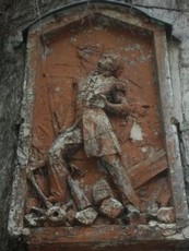 Bas-relief insolite, villa des Platanes - des combats de 1830