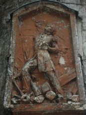 Bas-relief insolite des combats de 1830 bas relief villa des platanes